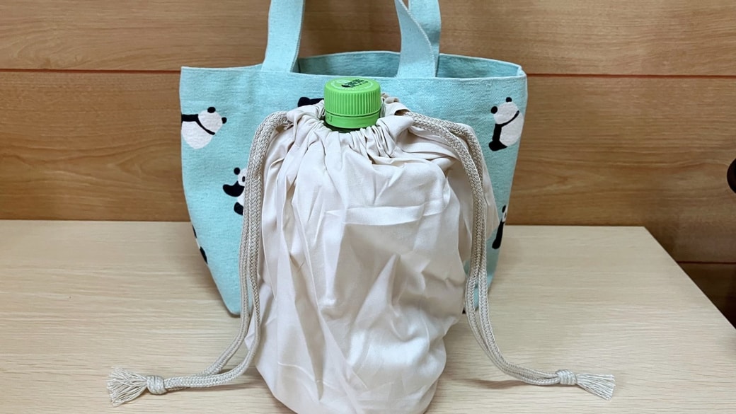 巾着袋に入れたペットボトル