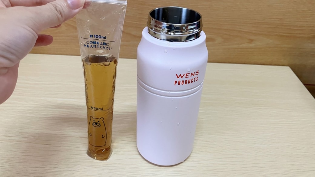 麦茶を入れた氷棒と水筒