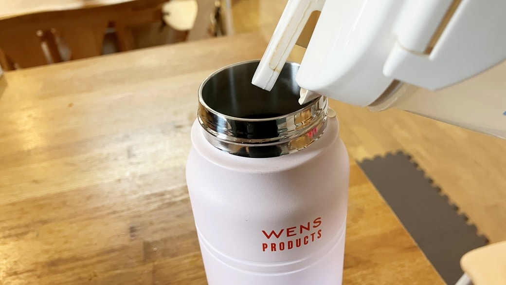 水筒に麦茶を注いでいる様子