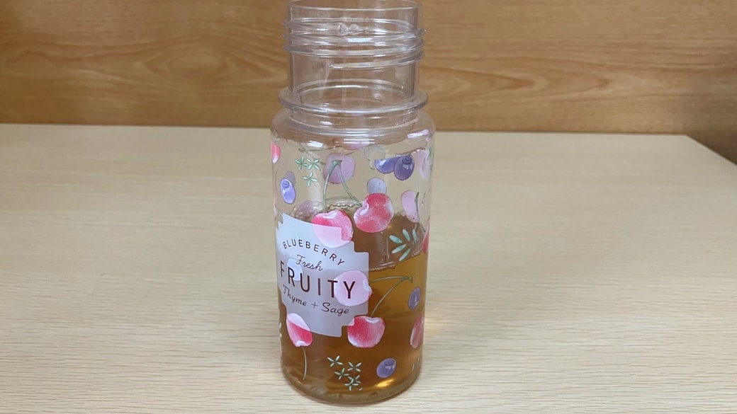 半分だけ麦茶を入れたマイボトル