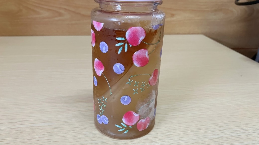 半分お茶を注いだマイボトル