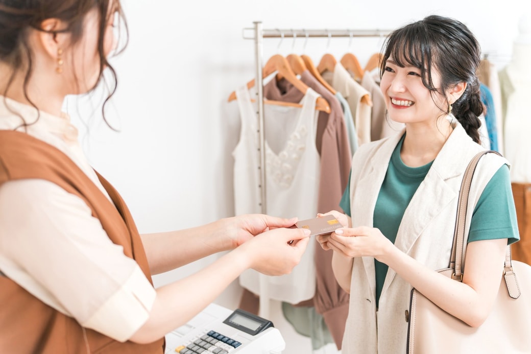 レジで支払いする女性