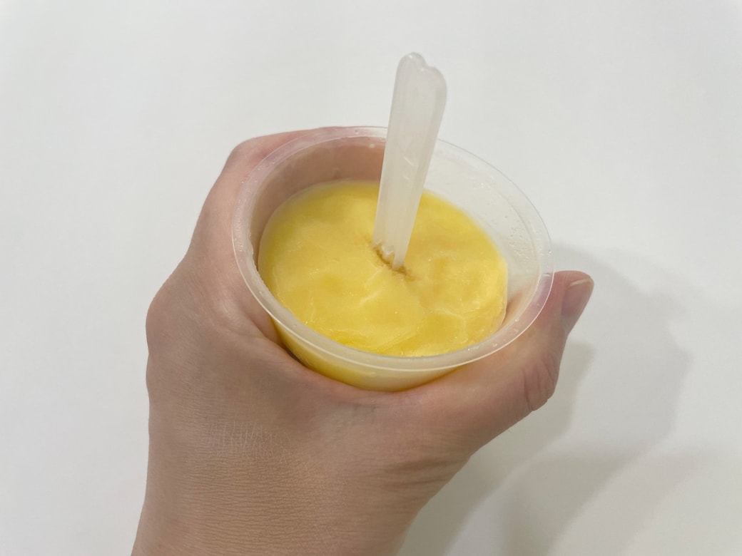 カップのまわりを手で軽く温める