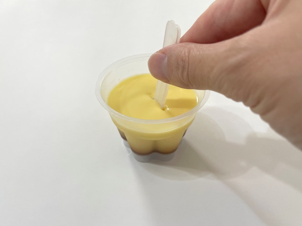 プリンの中央にスプーンをさす