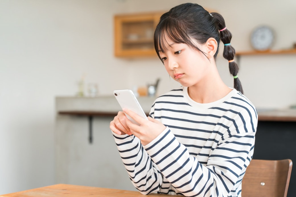 スマホを見る女の子