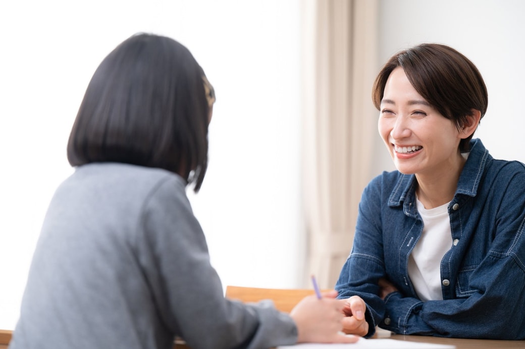 会話する親子
