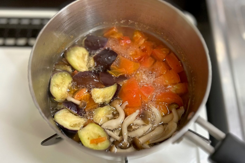 材料を煮る