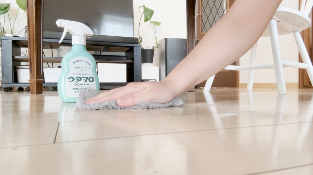 フローリングを拭く