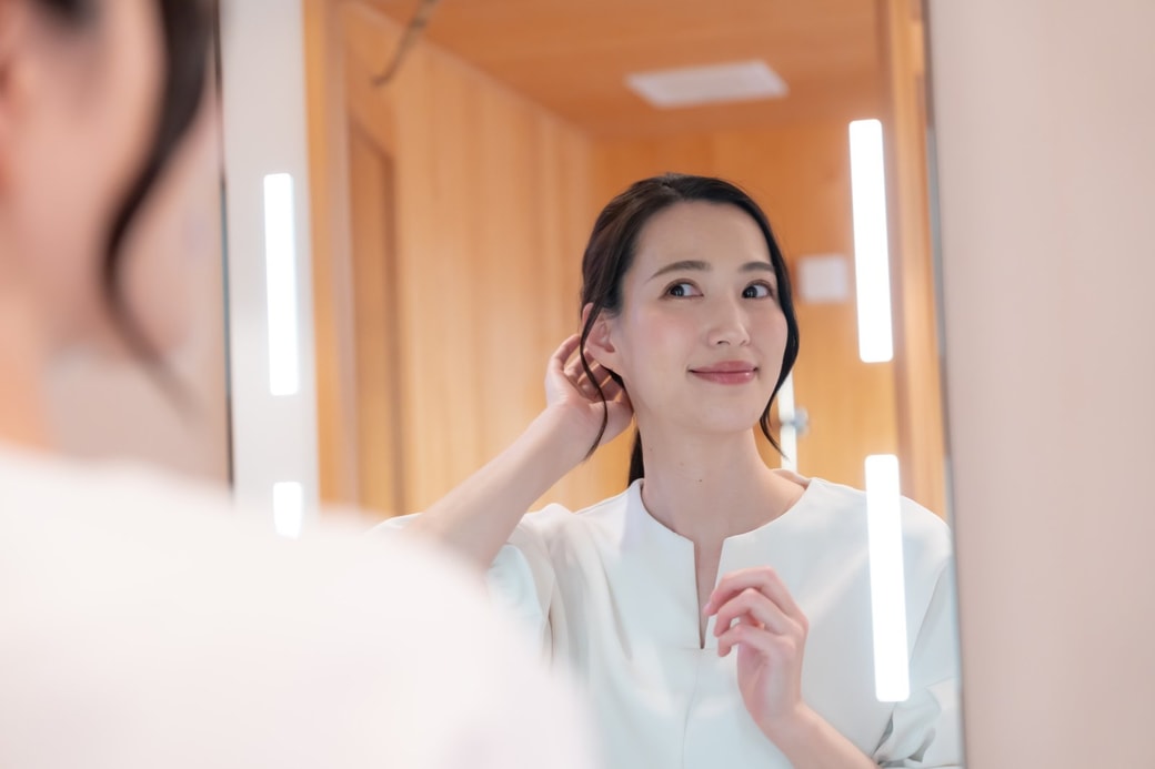 身支度をする女性