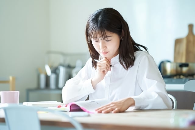 考える女性