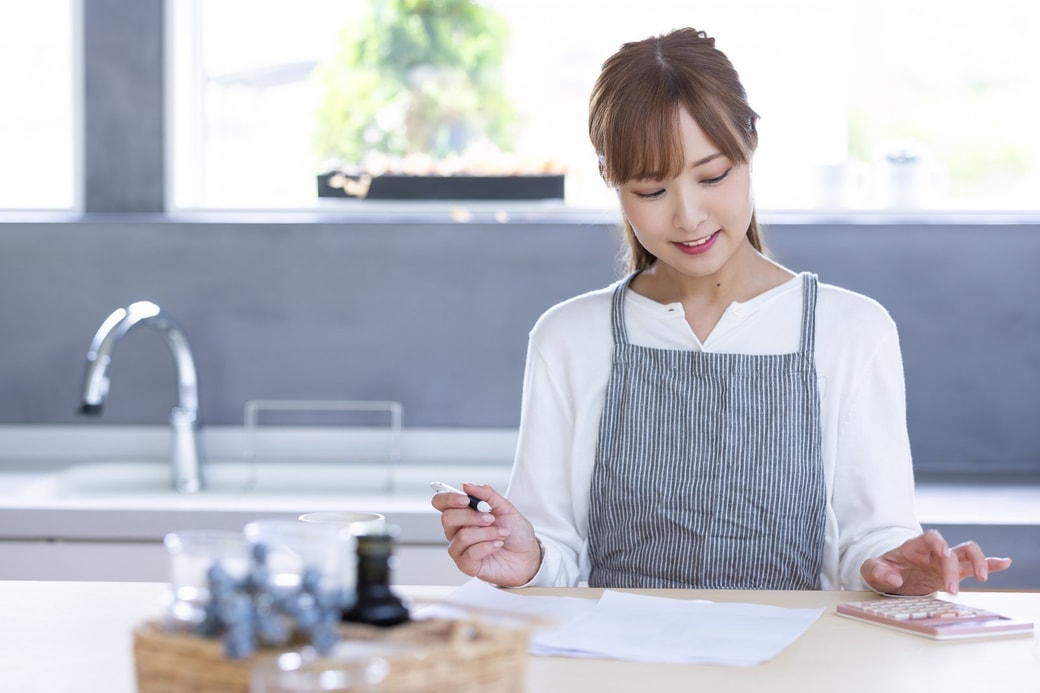 家計をチェックする女性