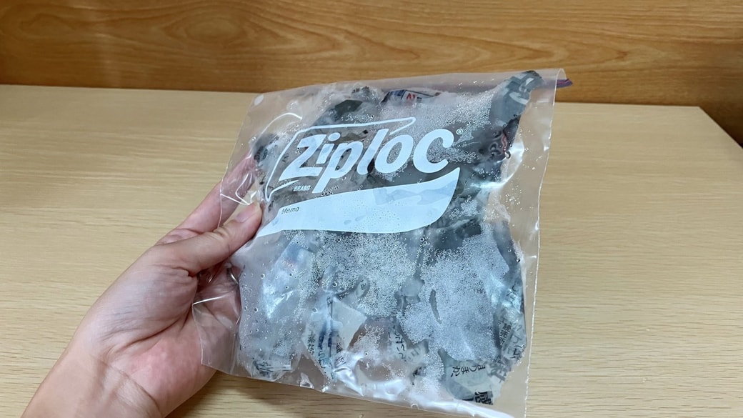 凍った新聞紙