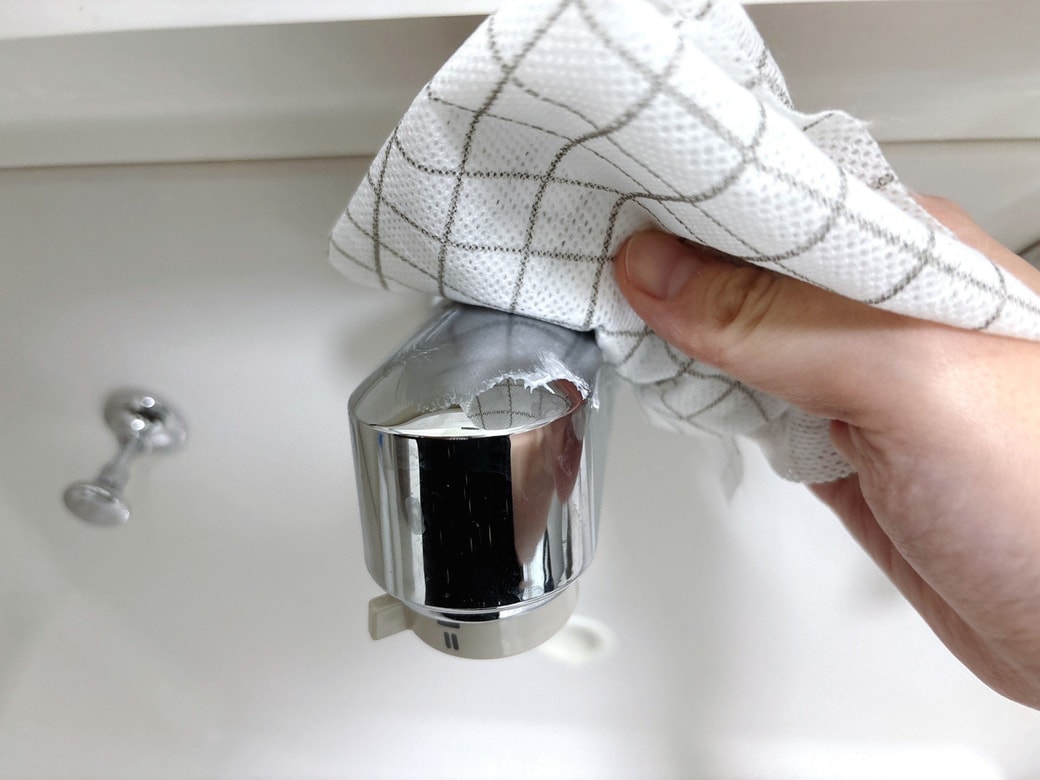 水栓を歯磨きとクロスで掃除する