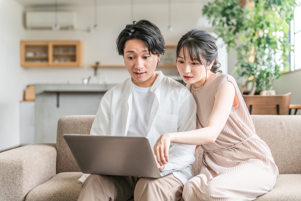 調べる夫婦