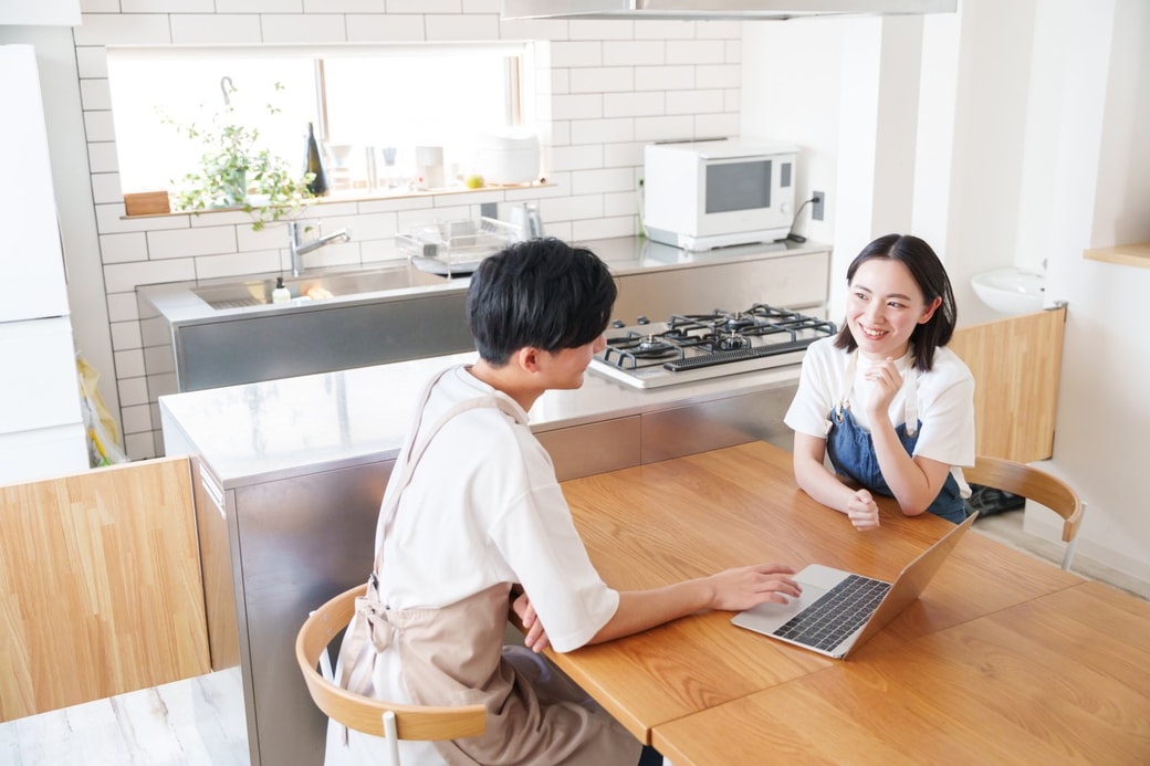 話しあう夫婦