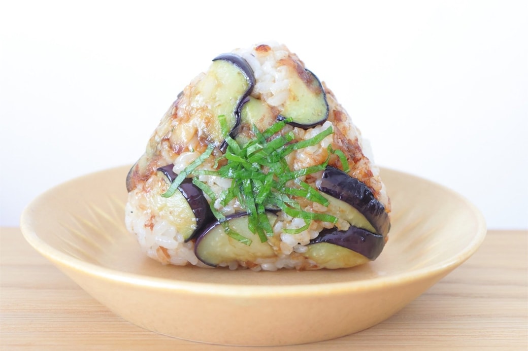 「なすのおかかおにぎり」