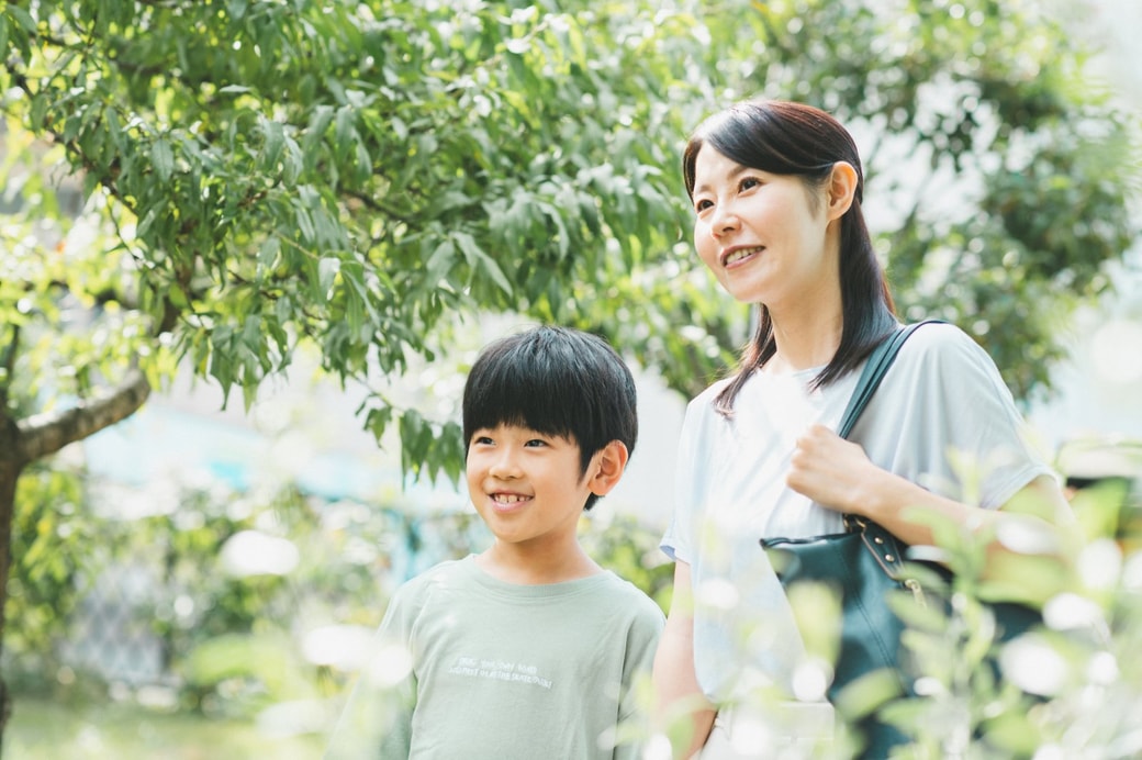 出かける親子