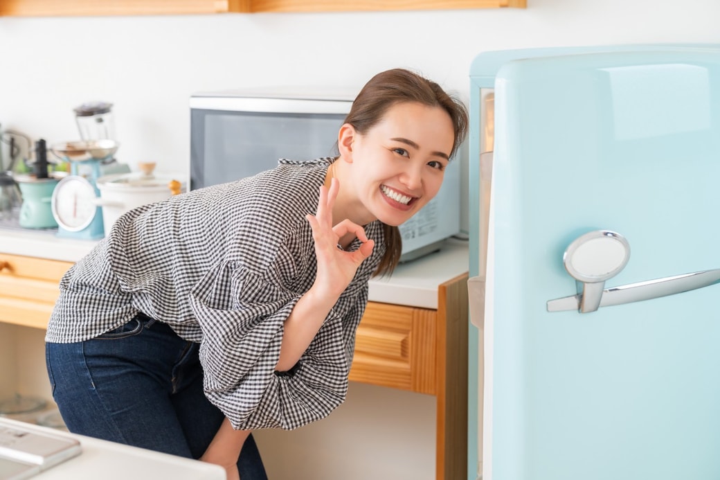 冷蔵庫を見る人