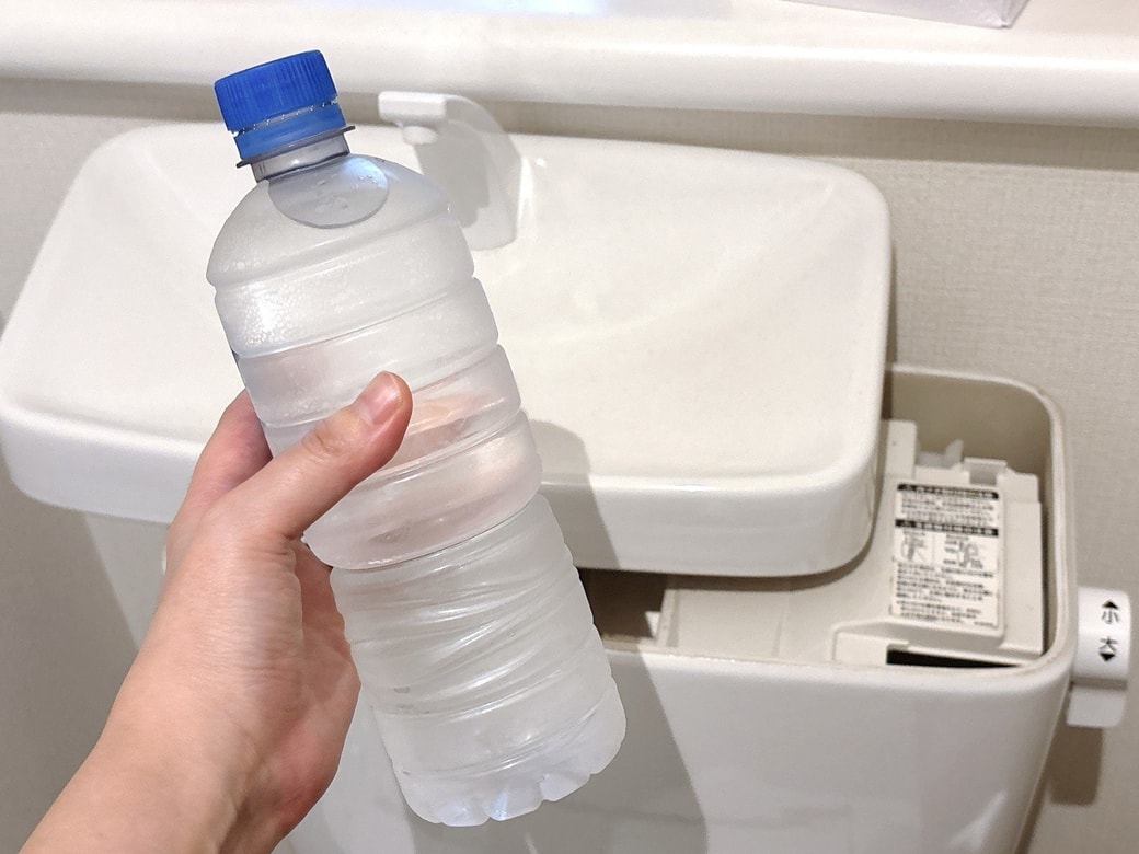 トイレタンクとペットボトル