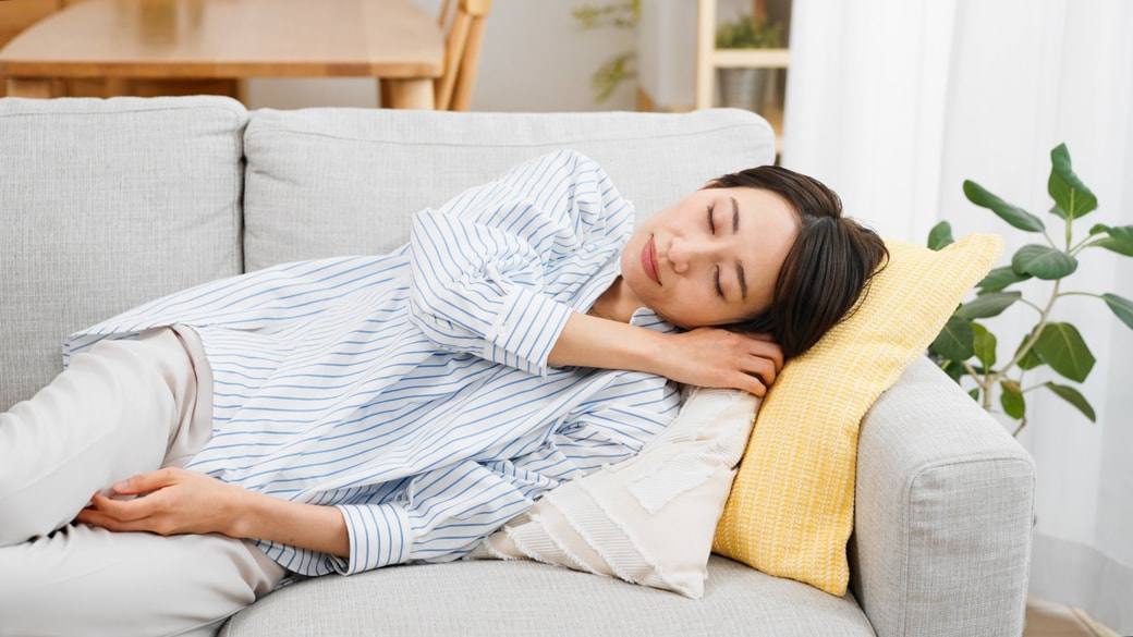 ソファで寝転ぶ女性