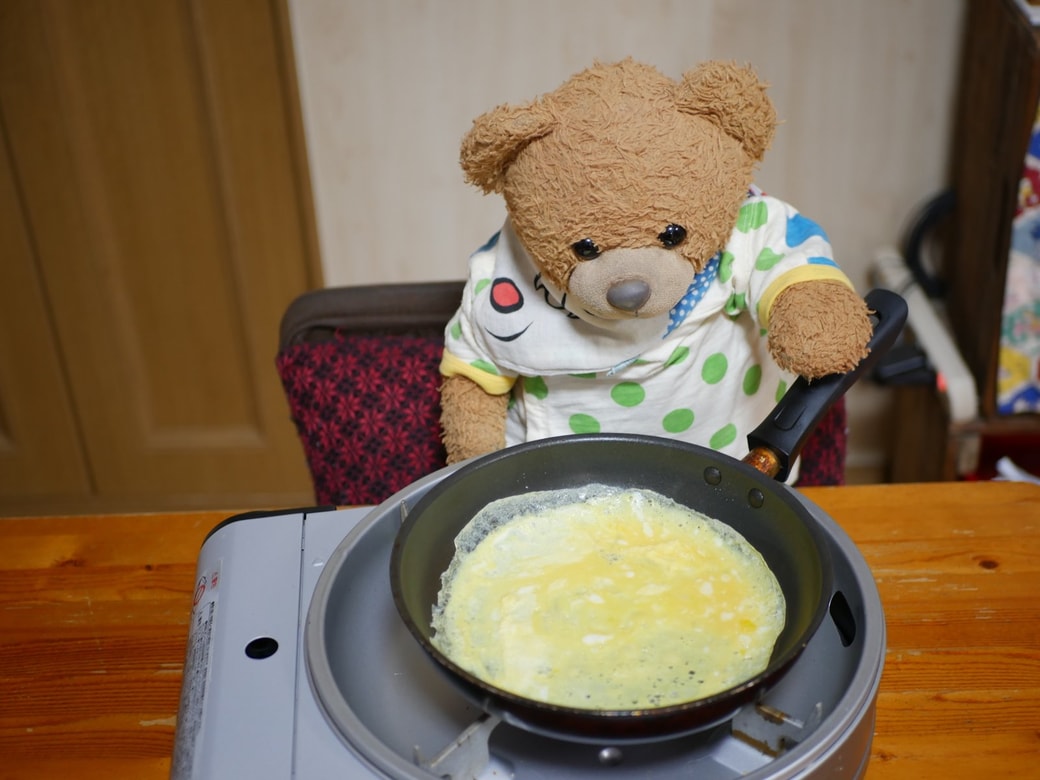 卵を焼くくまくん