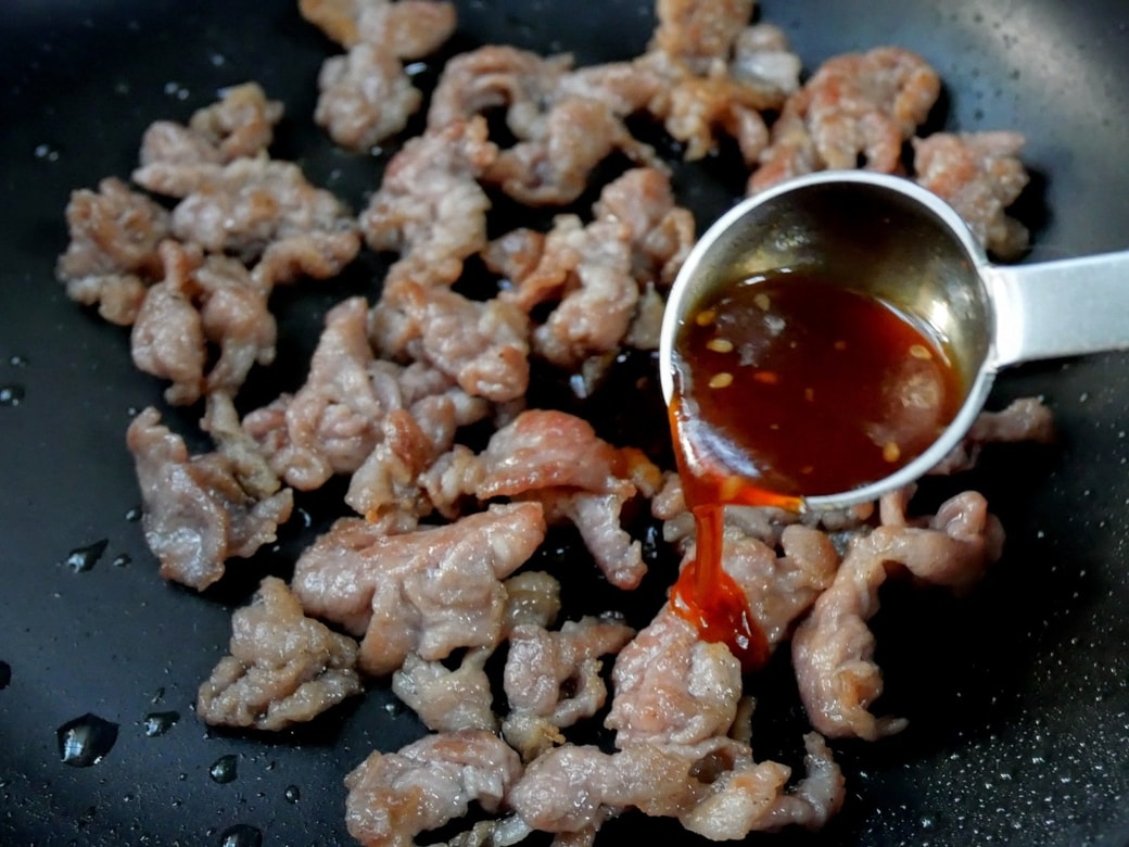 焼き肉のタレを加えるところ