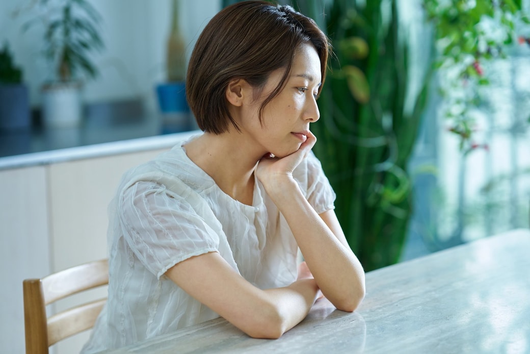 悩む女性