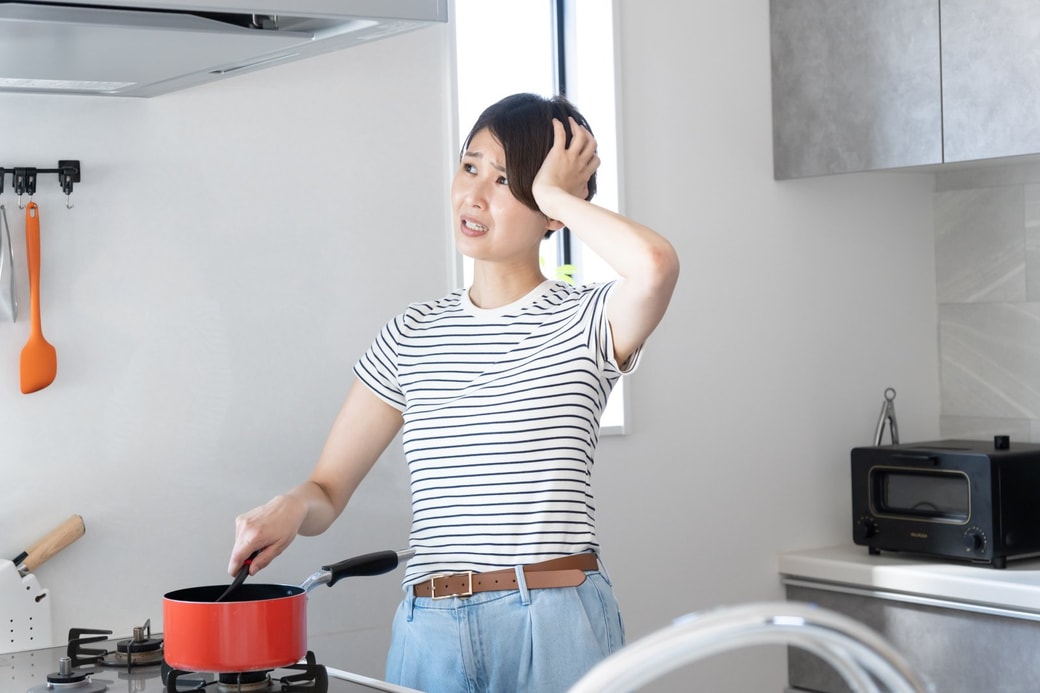 料理をする女性