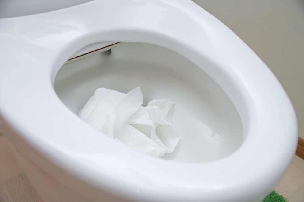 トイレットペーパーが詰まっているトイレ
