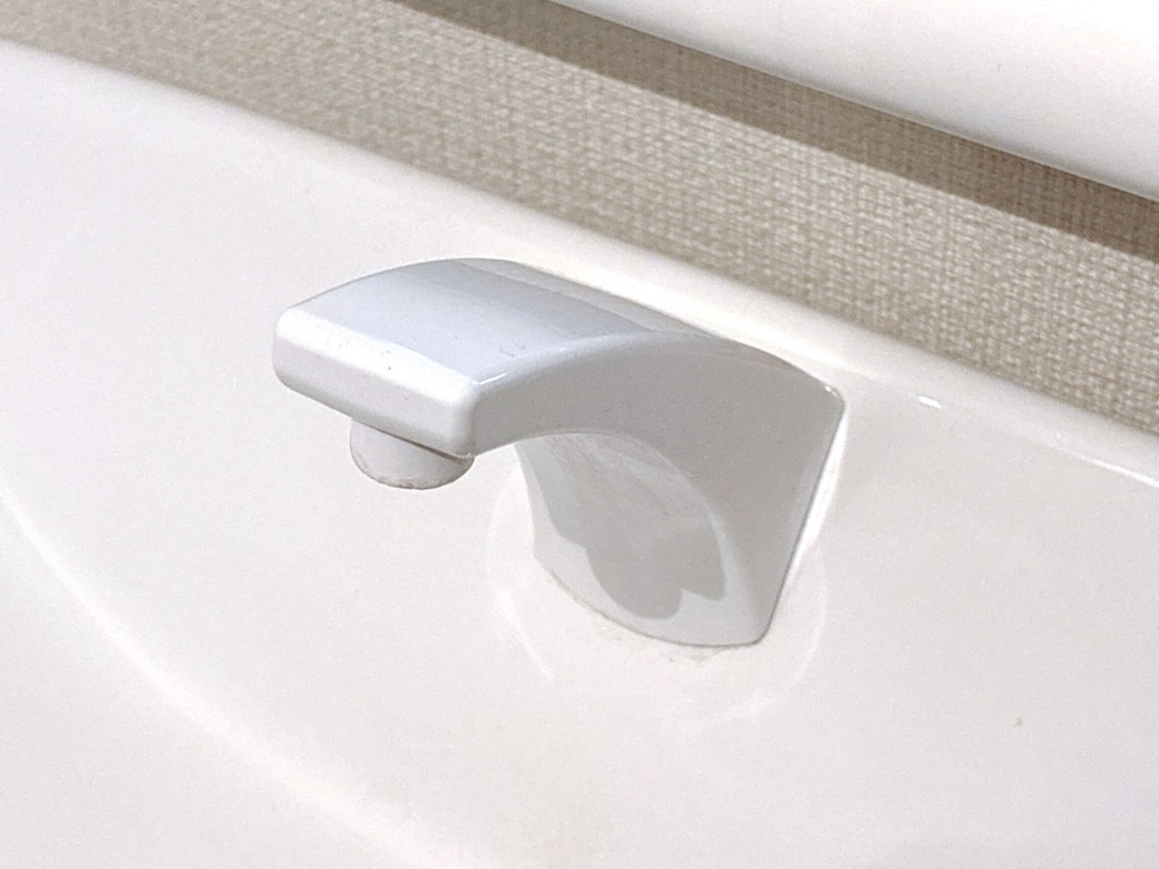 掃除後のトイレタンクの蛇口