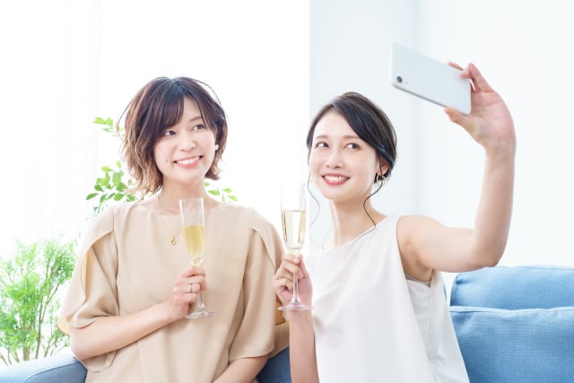 シャンパンランチを楽しむ女性