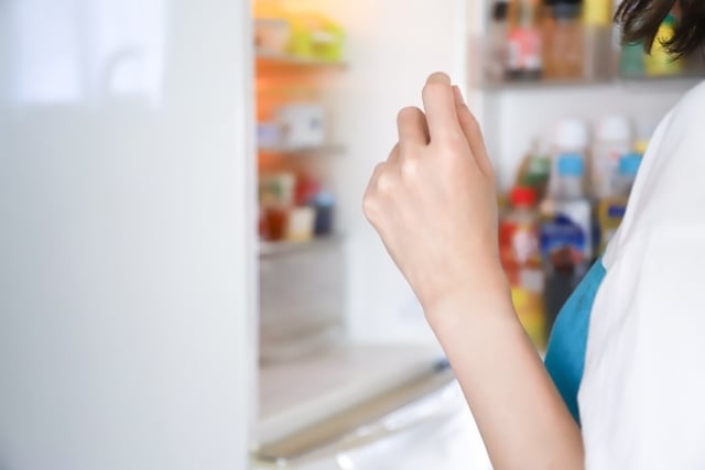 冷蔵庫を確認する女性