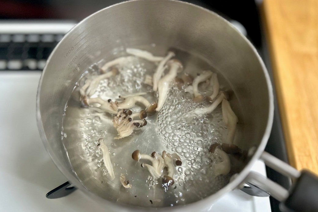 しめじを茹でる