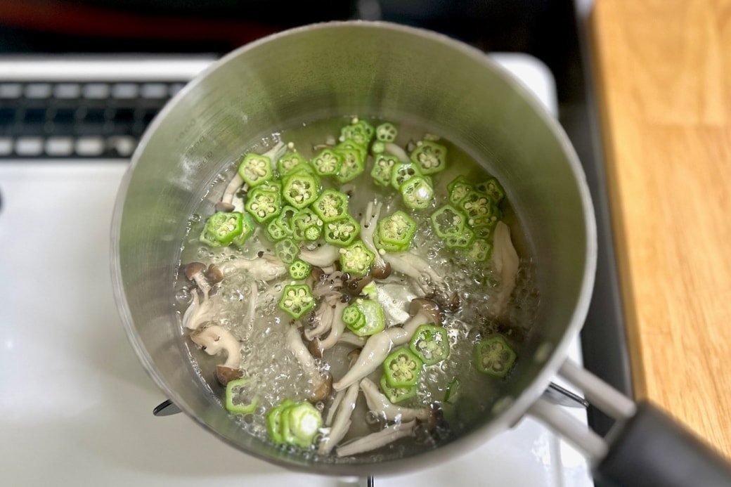 オクラを茹でる