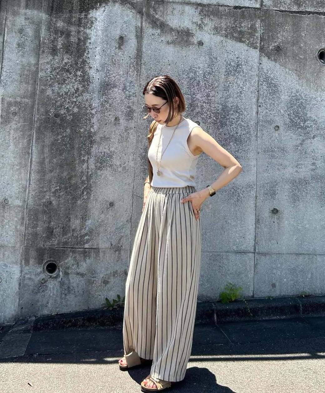 ワイドパンツも、縦のラインを強調するストライプ柄だからスッキリと着こなせる。