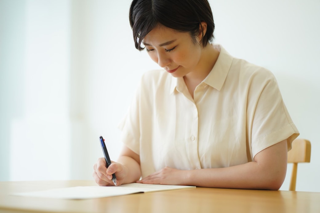 手紙を書く女性