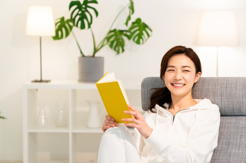 本を読む女性