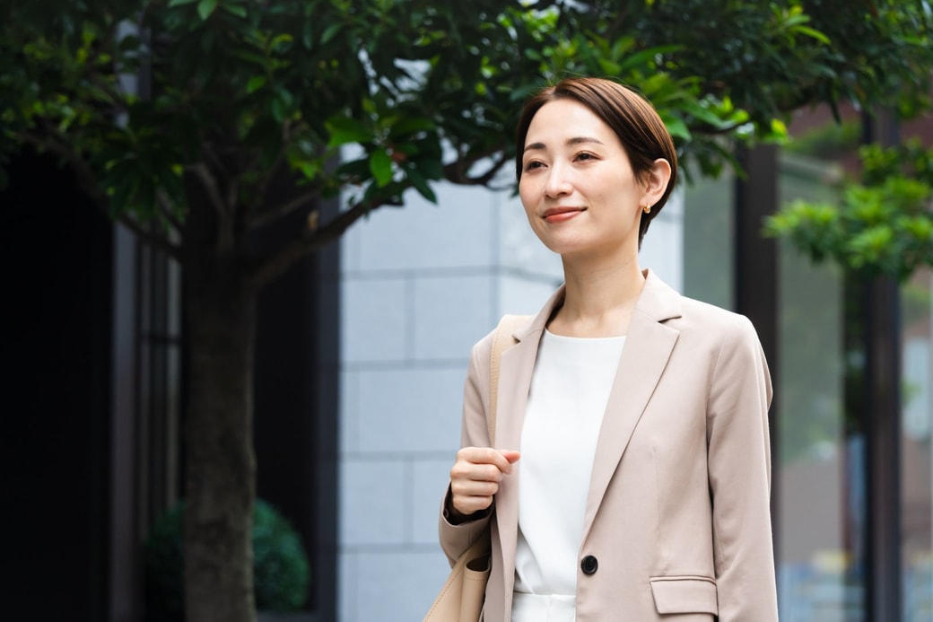 通勤する女性