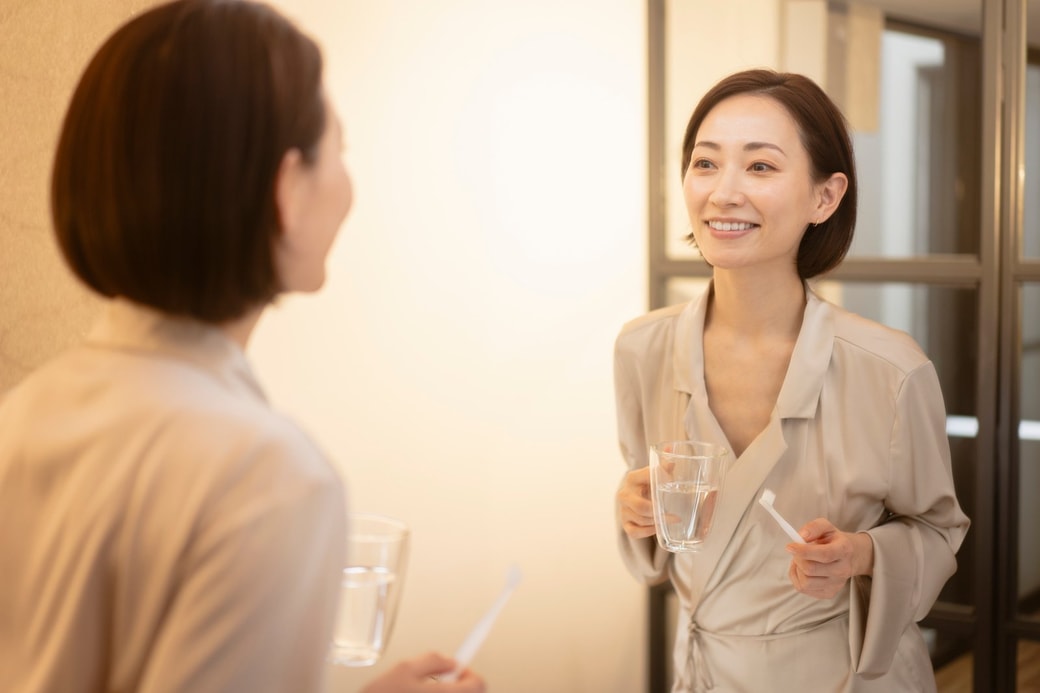 歯磨きする女性