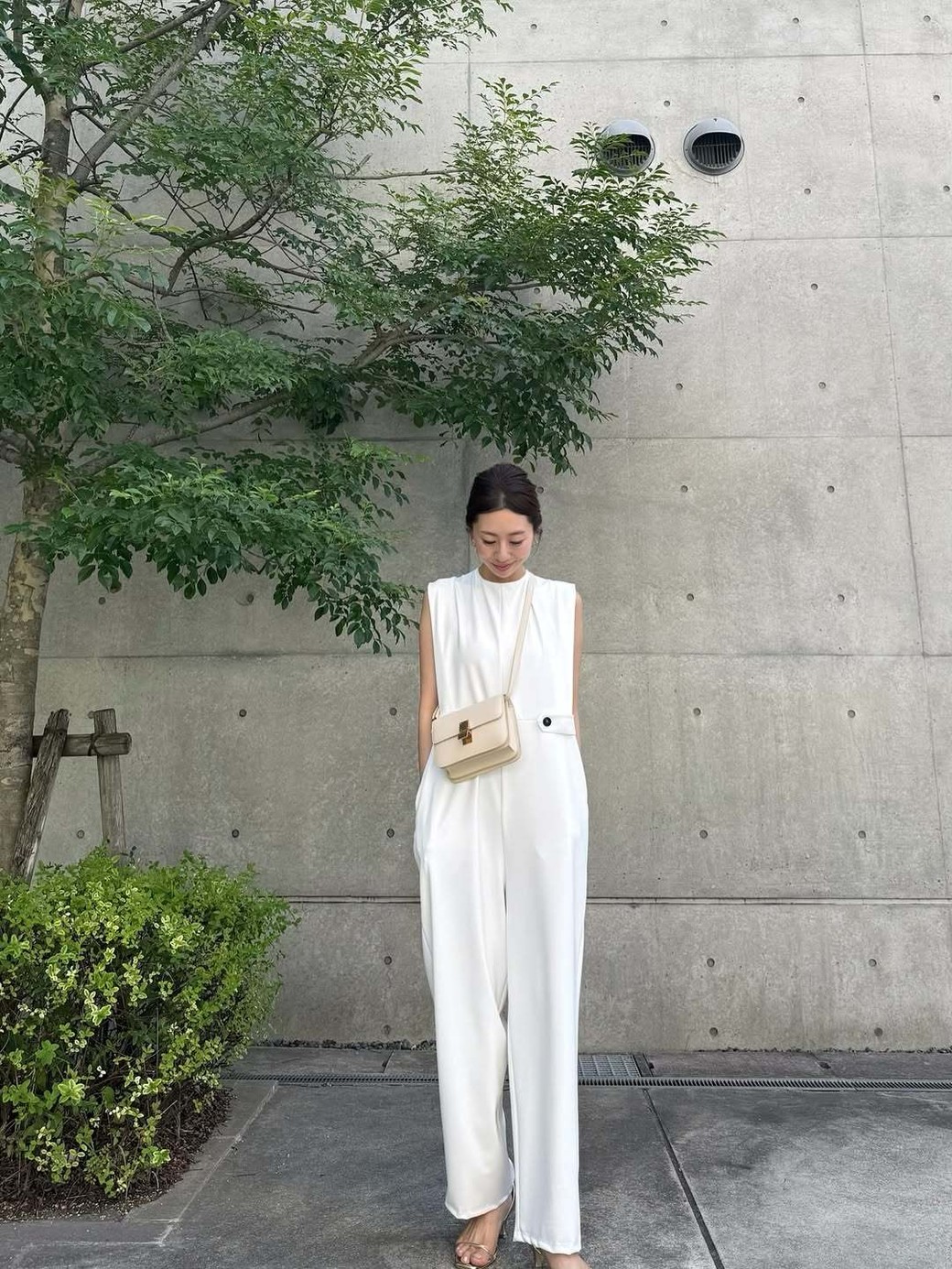 白×ゴールドは大人女性にぴったりの洗練された着こなしに。