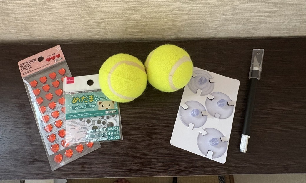 テニスボール、カッター、シール