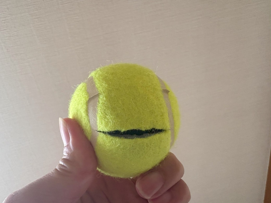 テニスボールに切りこみを入れた後の様子