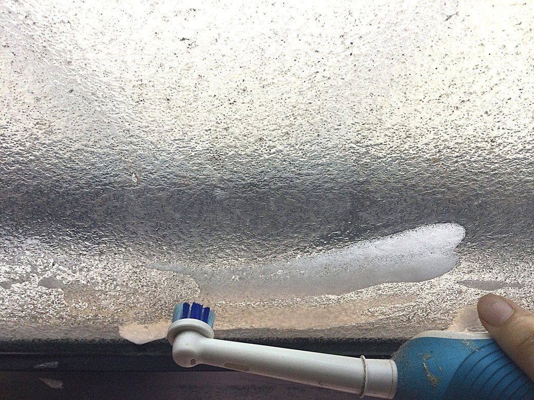 電動歯ブラシでガラス扉の掃除