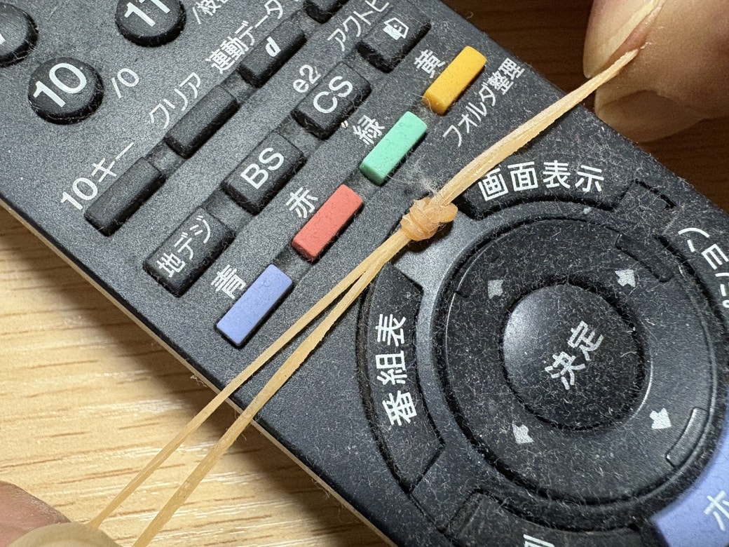 リモコンを輪ゴムで掃除する様子