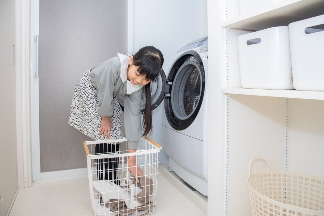 お手伝いをする子ども