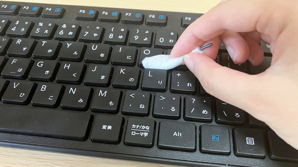 ヘアピンをキーボードの隙間掃除に使う様子