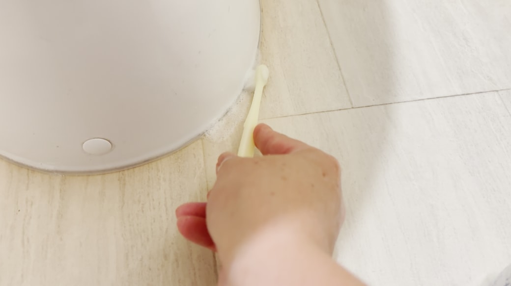古歯ブラシでやさしくこする