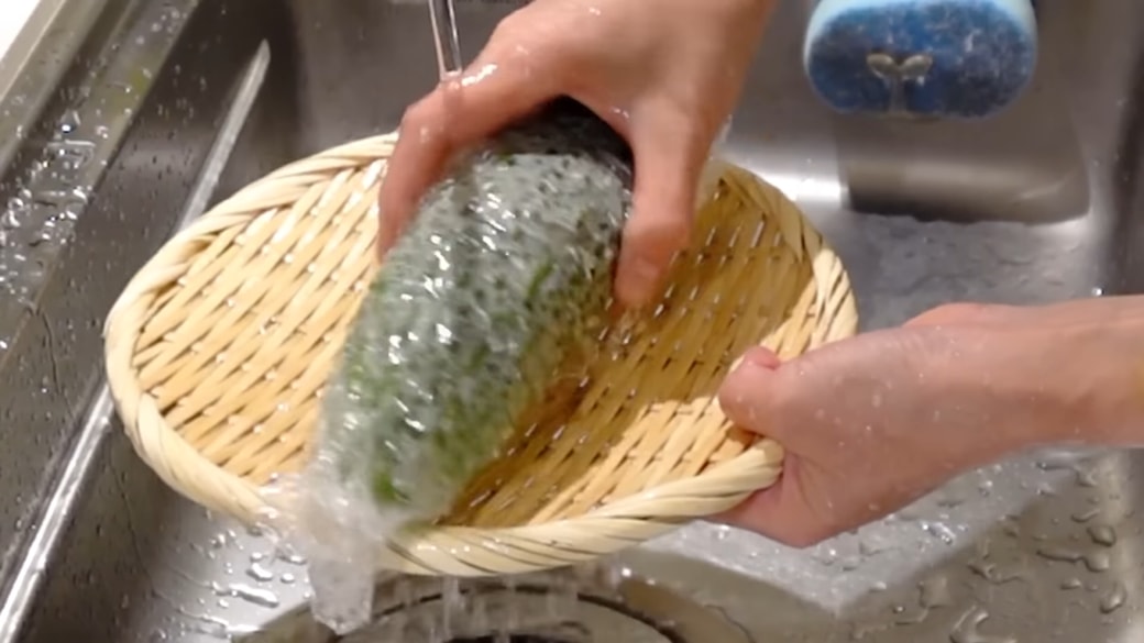 ラップで包んだゴーヤ