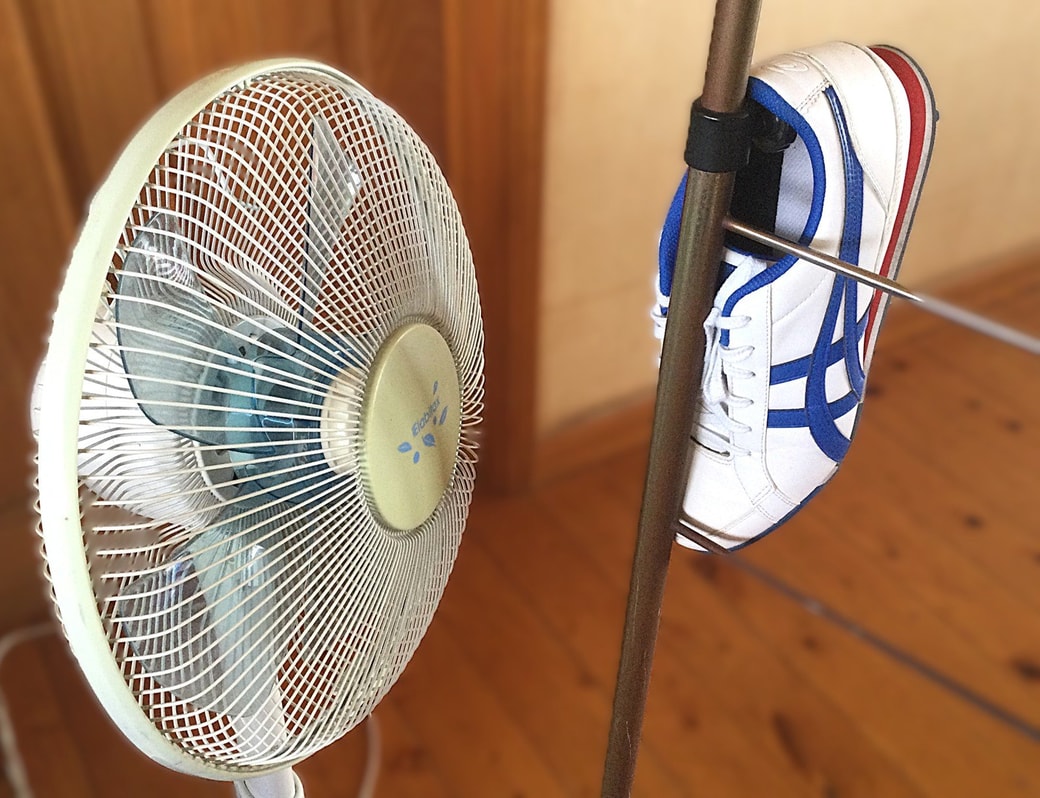 スニーカーを扇風機で乾かす
