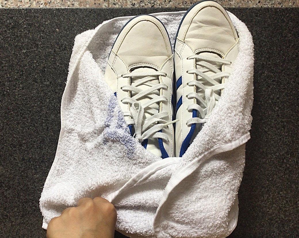 スニーカーをタオルで巻く